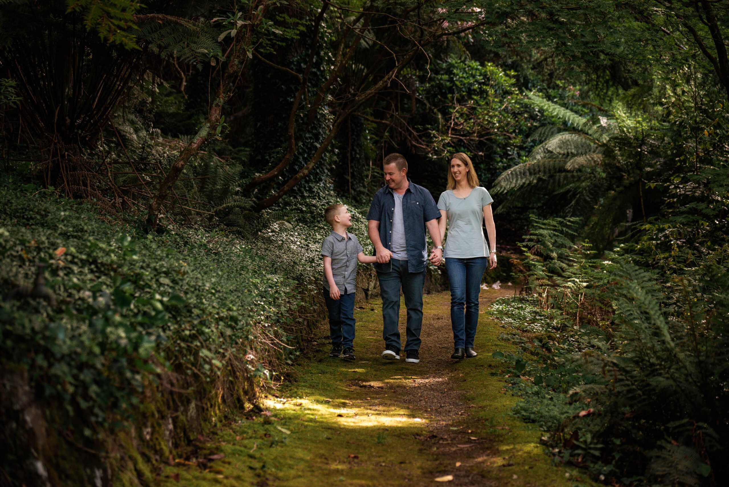 Family photographed walking at Pirianda Gardens by Kate Cashin